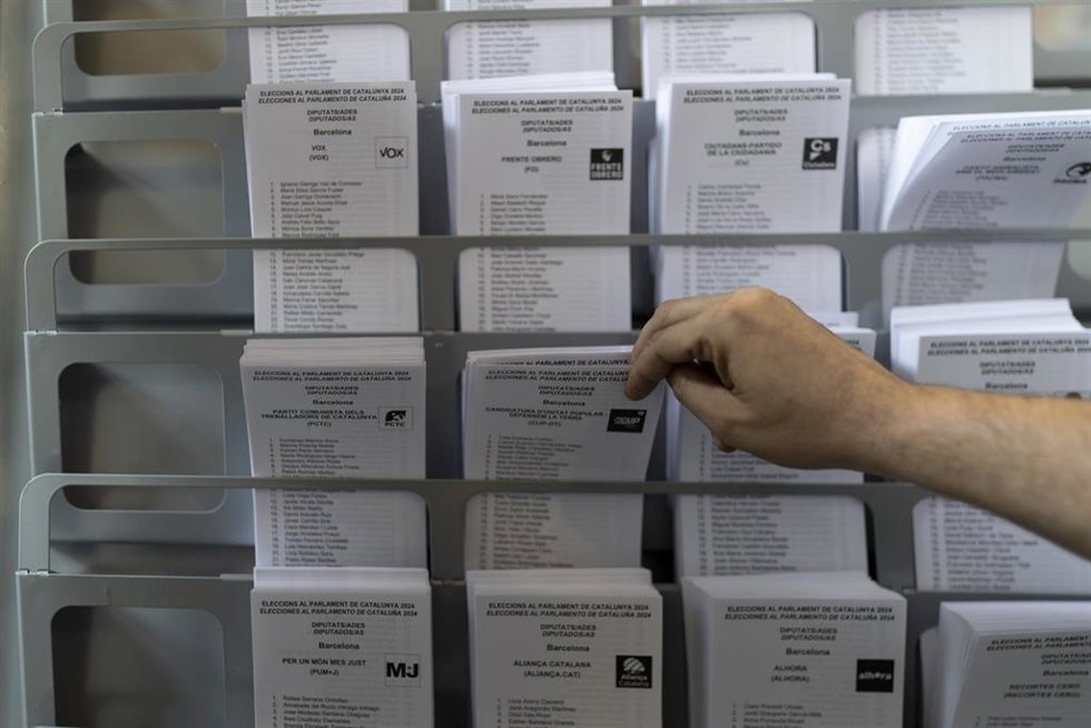 Una persona ejerce su derecho a voto en la Universitat de Barcelona, a 12 de mayo de 2024, en Barcelona