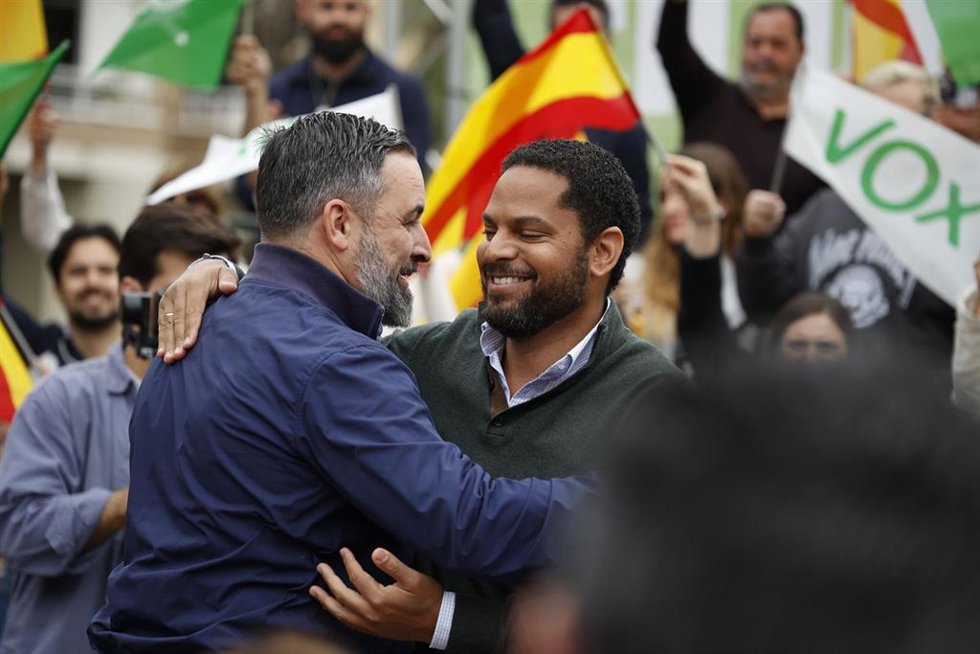 El líder de VOX, Santiago Abascal (i), y el secretario general y candidato de VOX a las elecciones catalanas del 12 de mayo, Ignacio Garriga (d), durante un mitin de VOX, en la plaza de la Constitución, a 28 de abril de 2024, en Tarragona, Catalunya (Es