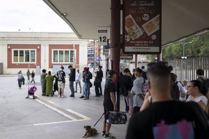 Varias personas en la estación de autobuses 'Fabra i Puig' por la avería de Rodalies.