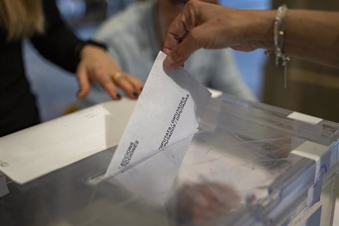 Una persona ejerce su derecho a voto en la Universitat de Barcelona, a 12 de mayo de 2024, en Barcelona, Catalunya (España). 