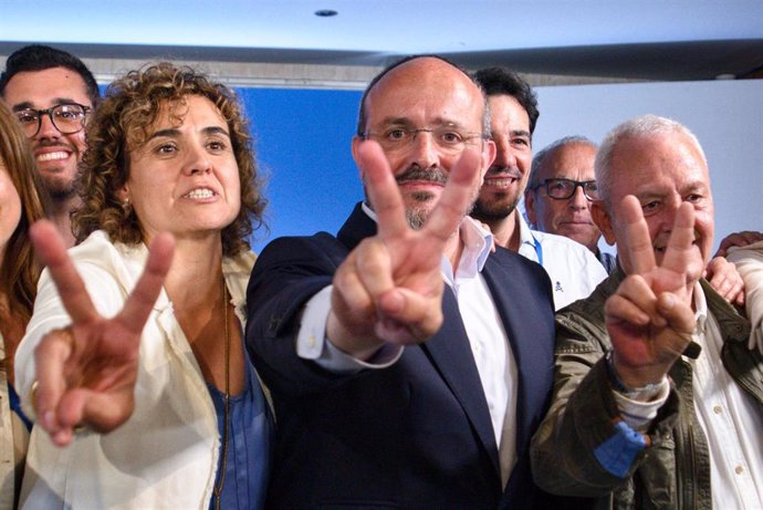El candidato del PP a las elecciones catalanas, Alejandro Fernández, en su comparecencia tras conocer los resultados