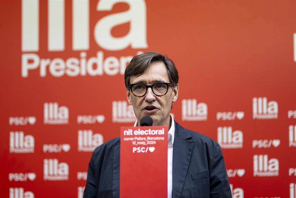 El líder del PSC y candidato del partido a la Presidencia de la Generalitat, Salvador Illa, ofrece una rueda de prensa a su llegada al seguimiento de la jornada electoral de elecciones autonómicas de Cataluña, en la sede del PSC, a 12 de mayo de 2024, e