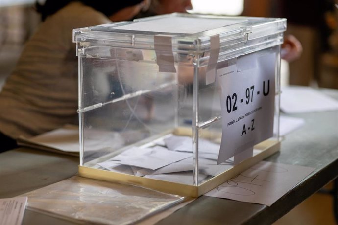 Una urna electoral en la Universitat de Barcelona, a 12 de mayo de 2024, en Barcelona, Catalunya (España).