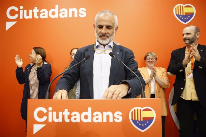El candidato de Cs a las elecciones catalanas, Carlos Carrizosa, en la comparencia de este domingo sobre los resultados electorales en la sede del partido en Barcelona