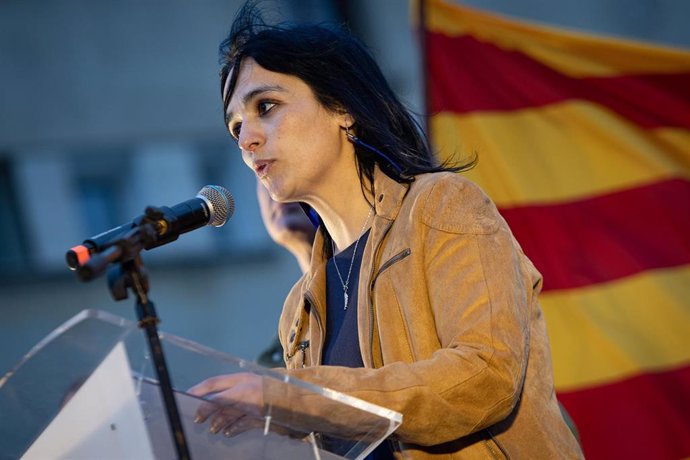 La candidata de Aliança Catalana por Girona, Sílvia Orriols, interviene durante el inicio de campaña de Aliança Catalana, en Ripoll, a 27 de abril de 2024, en Ripoll, Girona, Catalunya (España). Aliança Catalana es un partido político español, de ideologí