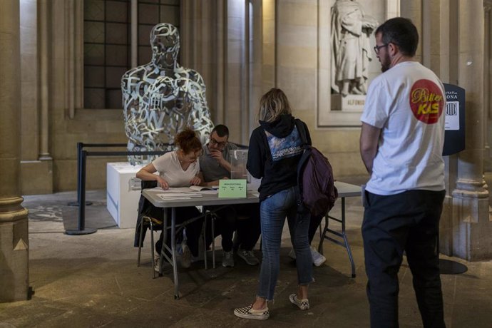 Varias personas ejercen su derecho a voto en la Universitat de Barcelona, a 12 de mayo de 2024, en Barcelona, Catalunya (España)
