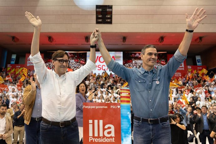 El candidato del PSC Salvador Illa (i) y el presidente del Gobierno Pedro Sánchez (d), durante un mitin del PSC, en Pavelló Vall dHebron, a 10 de mayo de 2024, en Barcelona, Catalunya (España). Este acto es el último del PSC en la campaña electoral par