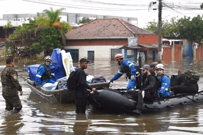 Equipos de rescate durante las inundaciones en Río Grande del Sur (Brasil)