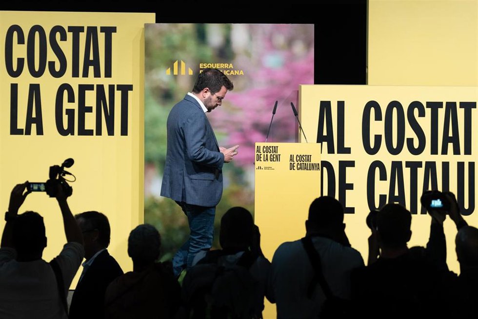 El candidato de ERC a la reelección, Pere Aragons, en la sede electoral republicana en el pabellón de la Estació del Nord de Barcelona