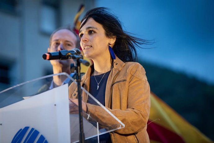 La candidata de Aliança Catalana por Girona, Sílvia Orriols, interviene durante el inicio de campaña de Aliança Catalana, en Ripoll, a 27 de abril de 2024, en Ripoll, Girona, Catalunya (España).