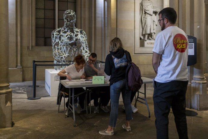 Diverses persones voten a la Universitat de Barcelona