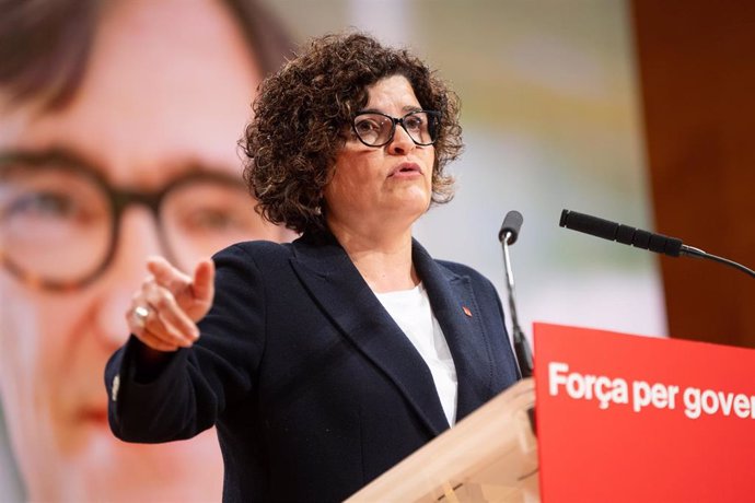 La candidata del PSC por Tarragona, Rosa María Ibarra, interviene durante un mitin del PSC en el Palau de Congressos, a 27 de abril de 2024, en Tarragona, Catalunya (España).  