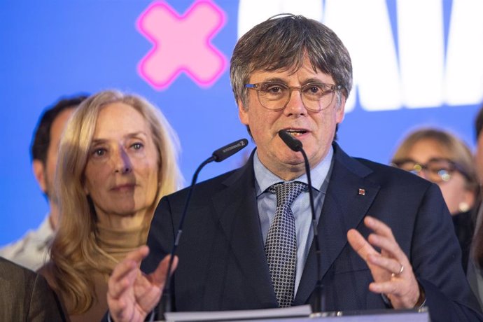 El expresidente de la Generalitat de Catalunya y candidato de Junts a las elecciones catalanas, Carles Puigdemont, comparece tras el recuento de votos durante el seguimiento de la jornada electoral de elecciones autonómicas de Cataluña, en Jean Carrère Sp