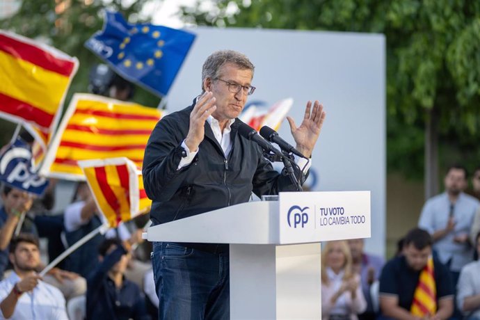 El presidente del partido PP Alberto Núñez Feijóo interviene durante un mitin del PP, en L'Hospitalet de Llobregat, a 10 de mayo de 2024, en Barcelona, Catalunya (España). Este acto es el último del PP en la campaña electoral para los comicios catalanes d