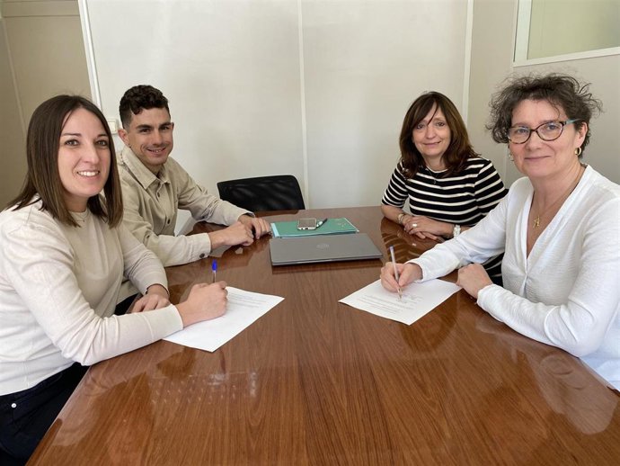 Los responsables de la investigación, Sandra Siria y Hodei Sarasa, junto a la directora gerente de la ANADP, Inés Francés, y la subdirectora de Familia y Menores, Amalia Cuartero