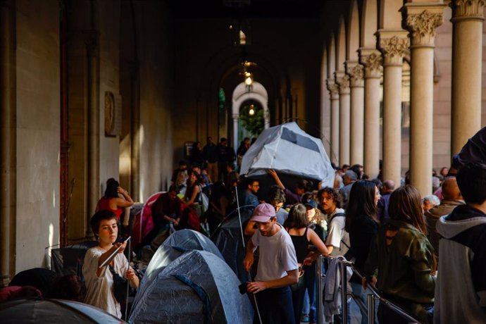 Varios estudiantes durante una sentada en el Edifici Històric de la Universitat de Barcelona (UB), a 6 de mayo de 2024, en Barcelona, Catalunya (España)