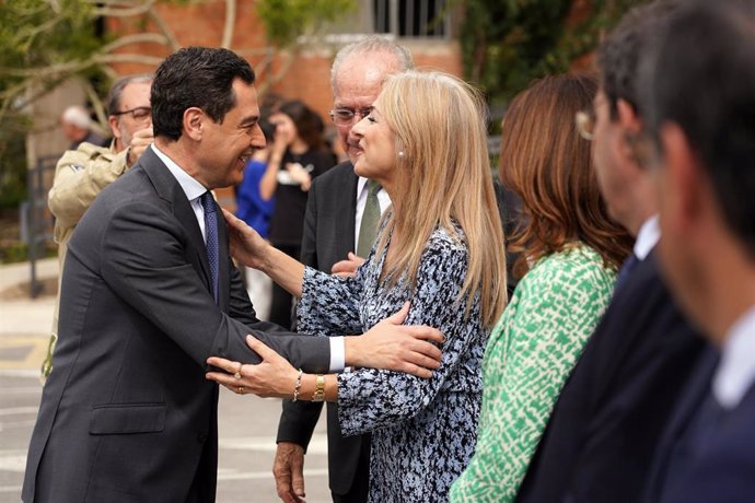 Archivo - El presidente de la Junta de Andalucía, Juanma Moreno (i), saluda a la consejera de Desarrollo Educativo y Formación Profesional, Patricia del Pozo(d), en un acto en Málaga.
