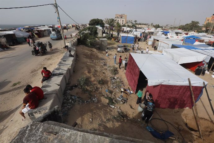 Desplazados palestinos en un campamento improvisado en la ciudad de Rafá, en la frontera entre la Franja de Gaza y Egipto (archivo)