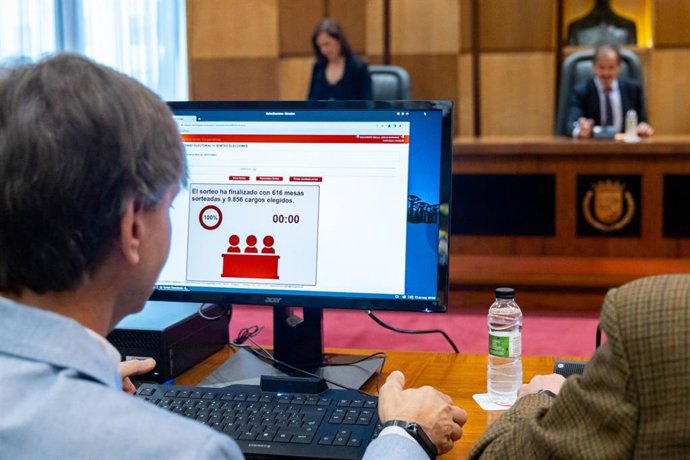 Sorteo de la composición de las mesas electorales para los comicios europeos del 9 de junio.