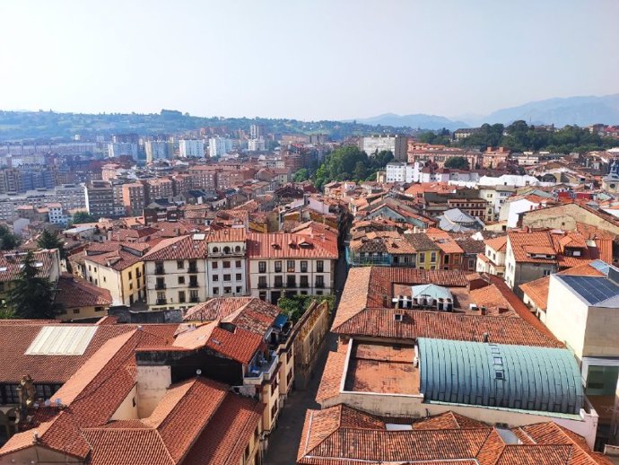 Archivo - Vistas de Oviedo desde la torre gótica de la Catedral de Oviedo.