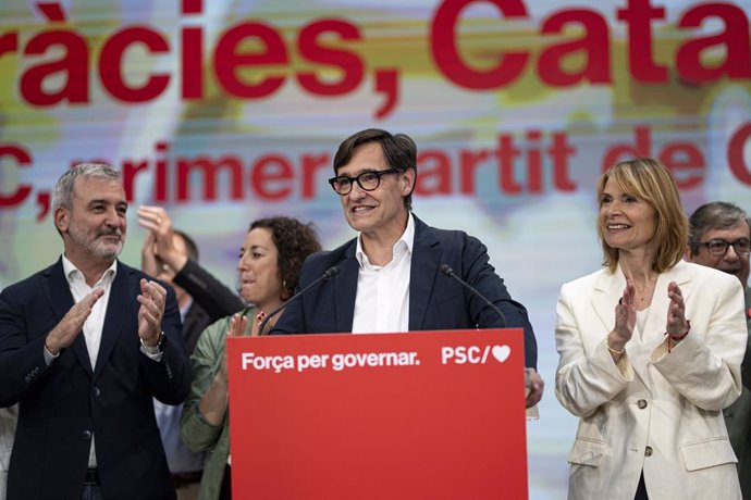 El líder del PSC i candidat a la Presidència de la Generalitat, Salvador Illa (c), ofereix una roda de premsa durant el seguiment de la jornada electoral d'eleccions 