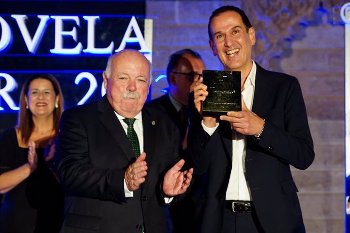 Archivo - El escritor Roberto Santiago recibe  el XXVIII Premio Fernando Lara por su novela 'La rebelión de los buenos' a 11 de mayo del 2023 en Sevilla, imagen de archivo. 
