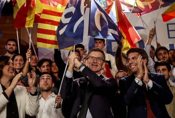 Archivo - Arxiu - Els presidents del PP i el PPCV, Alberto Núñez Feijóo i Carlos Mazón en un míting a Valncia