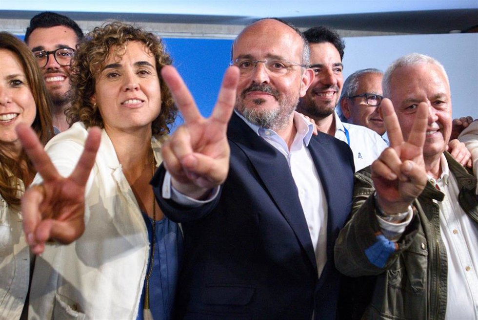 La candidata del PP a las elecciones europeas, Dolors Montserrat (1i), y el presidente del PP en Cataluña y candidato del partido a las elecciones catalanas, Alejandro Fernández (c), posan durante el seguimiento de la jornada electoral de elecciones aut