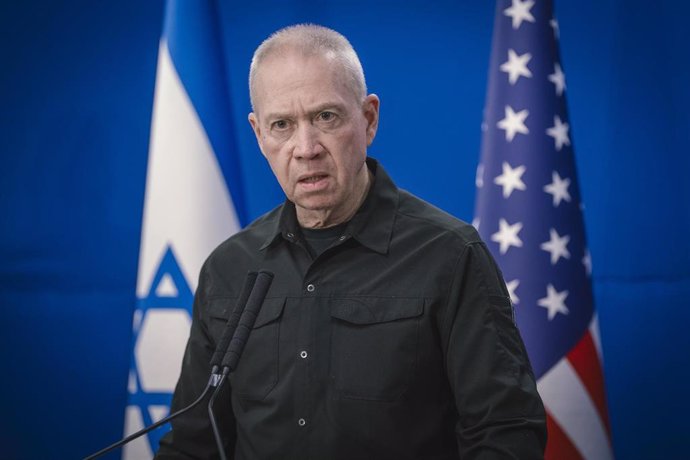 Archivo - El ministro de Defensa de Israel, Yoav Gallant, durante una rueda de prensa en Tel Aviv en el marco de la visita del secretario de Defensa de EEUU, Lloyd Austin (archivo)