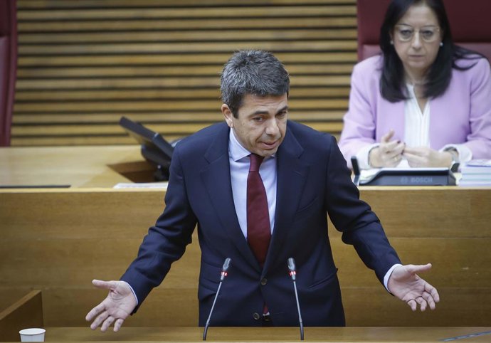 Archivo - Arxiu - El president Carlos Mazón en la sessió de control