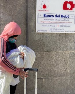 Una madre llega con su hijo a la Fundación Madrina.