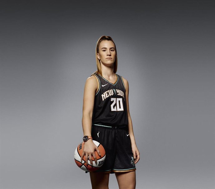 Archivo - La estadounidense Sabrina Ionescu, de las New York Liberty, nueva embajadora de Tissot.