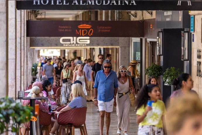 Archivo - Varias personas pasean por el centro de Palma.