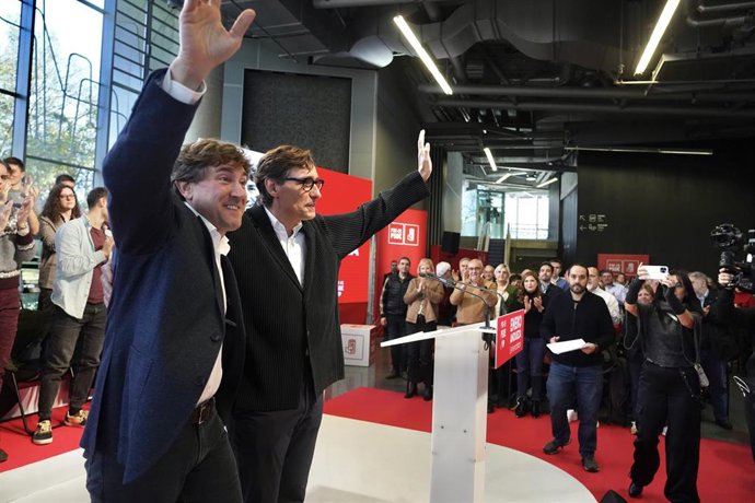 Archivo - El primer secretario y candidato del PSC, Salvador Illa y el secretario general del PSE-EE, Eneko Andueza