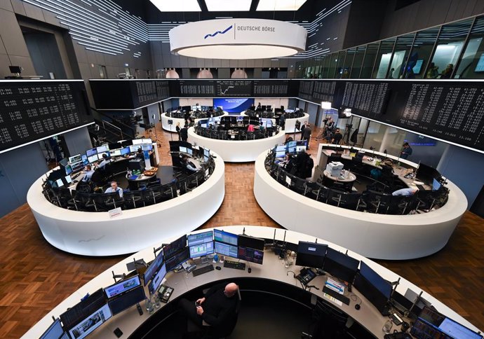 Archivo - FILED - 21 February 2024, Hesse, Frankfurt_Main: Stock traders from various companies work in five circular and one semi-circular trading floor at the Frankfurt Stock Exchange. Photo: Arne Dedert/dpa