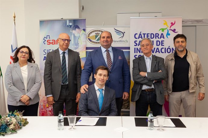 Firma del convenio de colaboraciónh de Fundación SAMU y el Real Aeroclub de Sevilla para celebrar la I Jornada sobre Aeronáutica Adaptada de Andalucía