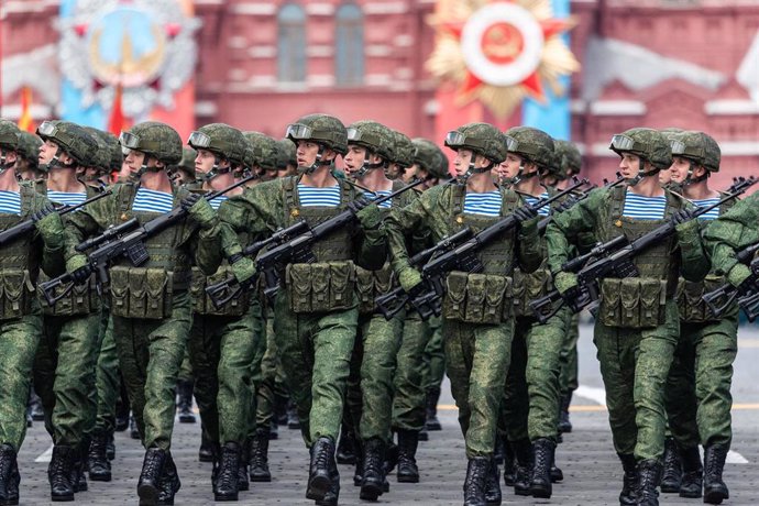 Militares de Rusia durante un desfile en la Plaza Roja de Moscú con motivo de las festividades del Día de la Victoria (archivo)