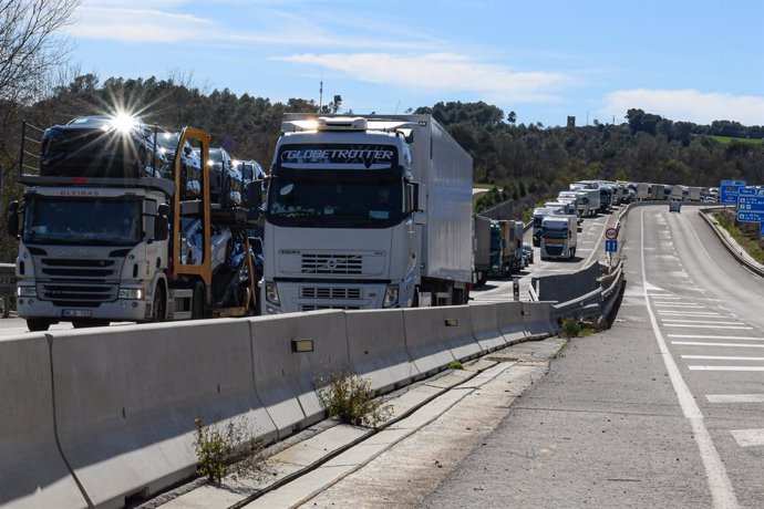 Archivo - Colas de camiones como consecuencia de los cortes de carreteras realizados por los agricultores, en la NII, dirección Norte, a la altura de Vilademúls, a 27 de febrero de 2024, en Vilademúls, Girona, Catalunya (España). Los agricultores catalane