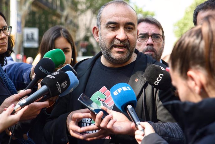 El secretario general de CCOO de Catalunya, Javier Pacheco, ofrece declaraciones a los medios durante una manifestación convocada por UGT y CCOO por el Día del Trabajador, a 1 de mayo de 2024