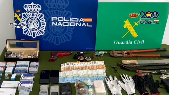 Droga, dinero, armas y otros efectos intervenidos en una operación conjunta de la Guardia Civil y la Policía Nacional