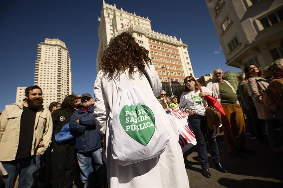 Archivo - Diferentes pancartas de protesta en una manifestación por la Sanidad Pública