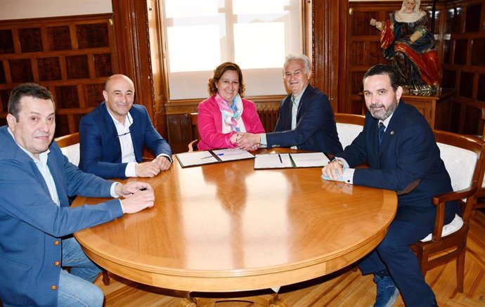 Firma del convenio entre la Diputación de Toledo y la Hermandad de San Isidro Labrador de Talavera de la Reina.