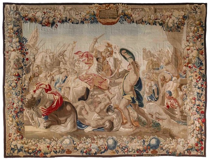 El tapiz 'Alejandro herido en el muslo durante la batalla de Issos presentaba suciedad acumulada y deficiente sistema de colgado.