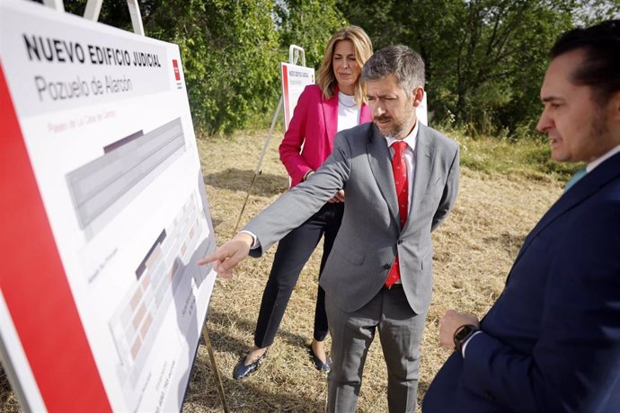 El consejero de Presidencia, Justicia y Administración Local madrileño, Miguel Ángel García Martín, visita los terrenos donde se levantará el nuevo Palacio de Justicia de Pozuelo de Alarcón, junto a la alcaldesa de la localidad, Paloma Tejero