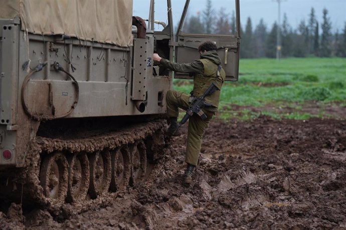 Archivo - Un militar de Israel en un carro de combate en los alrededores de Kiryat Shomona, cerca de la frontera con Líbano (archivo)