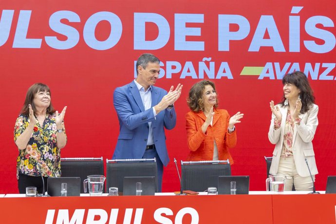 El presidente del Gobierno y secretario general del PSOE, la vicepresidenta primera y vicesecretaria general, María Jesús Montero junto a la presidenta del partido, Cristina Narbona y la ministra de Igualdad, Ana Redondo en la reunión de la Ejecutiva.