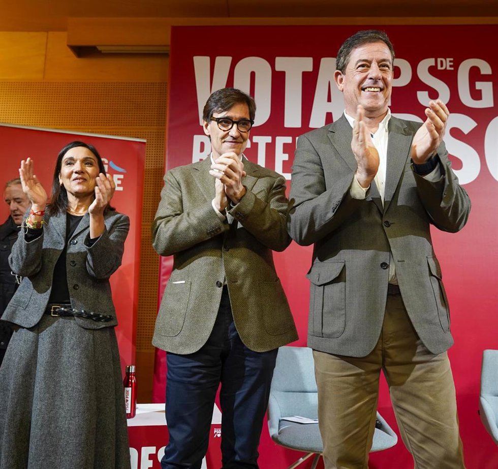 Archivo - La número uno del PSdeG por Ourense, Carmen Rodríguez Dacosta; el secretario general del PSC, Salvador Illa; y el candidato del PSdeG a la Presidencia de la Xunta, José Ramón Gómez Besteiro, en un acto sectorial de sanidad en Ourense