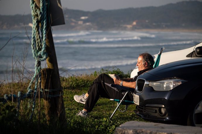 Archivo - Un hombre disfruta del sol en la playa de A Lanzada, a 25 de enero de 2024, en Sanxenxo, Pontevedra, Galicia (España). Las máximas más altas para este mes de enero en algunas ciudades gallegas son: A Coruña (23.1 grados), Santiago (20.3), Pontev