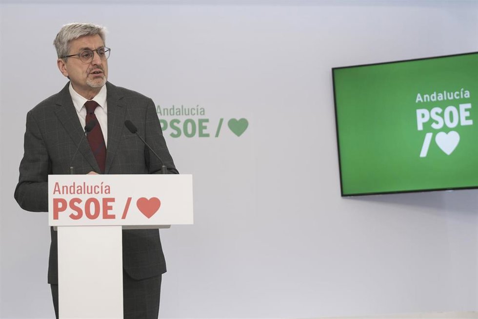 Archivo - El portavoz adjunto del PSOE-A, Josele Aguilar, en rueda de prensa. (Foto de archivo).