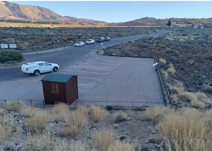 Aparcamientos en la zona de Los Roques de García, en el Parque Nacional del Teide